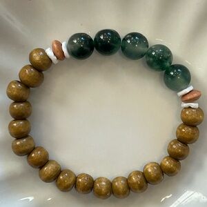 NWOT Beautiful handcrafted green jade beaded bracelet with wood & shell …